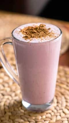 எந்த விலங்கின் பால் பிங்க் நிறத்தில் இருக்கும்?