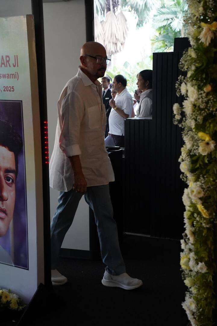 बॉलीवुड के दिग्गज एक्टर राकेश रोशन भी मनोज कुमार की प्रार्थना सभा में शामिल. इस दौरान वो सिंपल लुक में नजर आए.