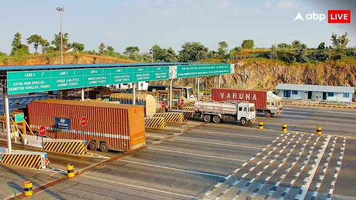 Toll Tax Exemption Rules: आपको बता दें अगर आप टोल प्लाजा के बहुत पास रहते हैं. तो फिर आपको टोल चुकाने की जरूरत नहीं होती. जानें कितने पास रहने वालों को होता है टोल फ्री.