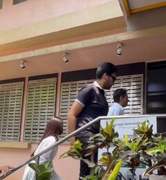 मां की मौत के बाद पिता के साथ अस्पताल पहुंचीं जैकलीन फर्नांडिस, चेहरे पर मास्क लगाकर छुपाए आंसू