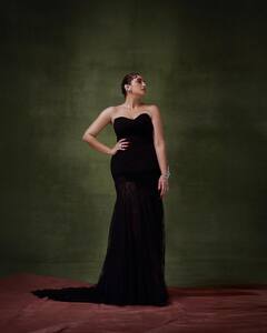 Huma Qureshi Photo: ઓફ શોલ્ડર બ્લેક ડ્રેસમાં હુમા કુરેશીએ ઈન્ટરનેટ પર લગાવી આગ