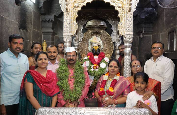 यावेळी विठ्ठल सभा मंडपाला फुलांची आकर्षक सजावट करण्यात आली होती.