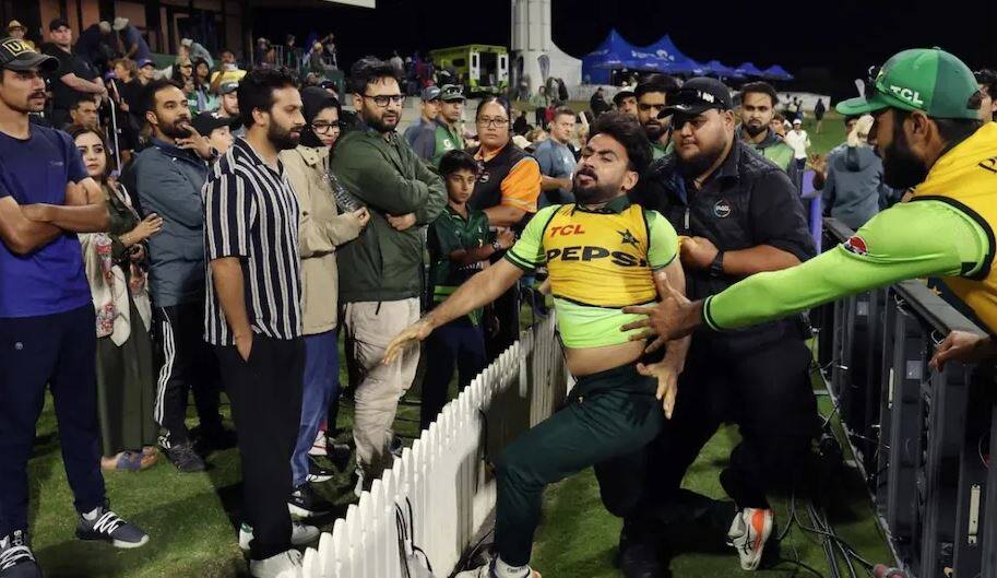 Pakistani cricketer clashed with fans NZ vs PAK: 'ਲੰਬਰ-1' ਟੀਮ ਦਾ ਨਿਕਲ ਰਿਹਾ ਜਲੂਸ ! ਨਿਊਜ਼ੀਲੈਂਡ ਤੋਂ ਹਾਰਦਿਆਂ ਹੀ ਪ੍ਰਸ਼ੰਸਕਾ ਨਾਲ ਭਿੜਿਆ ਕ੍ਰਿਕਟਰ, ਹੋ ਗਿਆ ਬਚਾਅ ਨਹੀਂ ਤਾਂ ਪੈਂਦੇ ਘਸੁੰਨ ?
