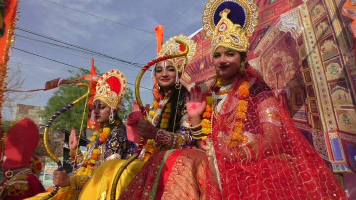 शोभायात्रा में जगह-जगह लोगों के खाने पीने की व्यवस्था की गई है. कोल्ड ड्रिंक ,आइसक्रीम ,शरबत ,शिकंजी नींबू पानी जगह - जगह वितरित कर रहे थे.