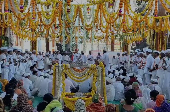 राम जन्माच्या वेळेला सजवलेल्या पाळण्यात असलेल्या मूर्तीवर फुले उधळून राम जन्म साजरा करण्यात आला.