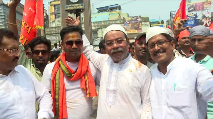 চারপাশ থেকে থেকে 'জয় শ্রীরাম' ধ্বনিও উড়ে আসে। পরস্পরকে অভ্যর্থনা জানান সকলে। রবিবার রামনবমীর মিছিলে মালদায় সাম্প্রদায়িক সম্প্রীতির ওই মুহূর্ত দিনের সেরা মুহূর্ত হয়ে রয়ে গেল কার্যত। বাংলা তথা গোটা ভারতের এটাই চেনা ছবি বলে দাবি করছেন সকলে।