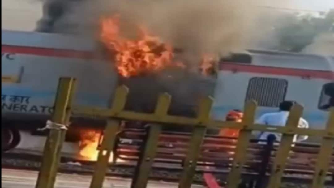 Big Train Accident in Ujjain two coaches of the Bilaspur bound train caught fire Video Viral VIDEO: उज्जैन में बड़ा रेल हादसा, बीकानेर से बिलासपुर जा रही ट्रेन के दो डिब्बों में लगी भीषण आग