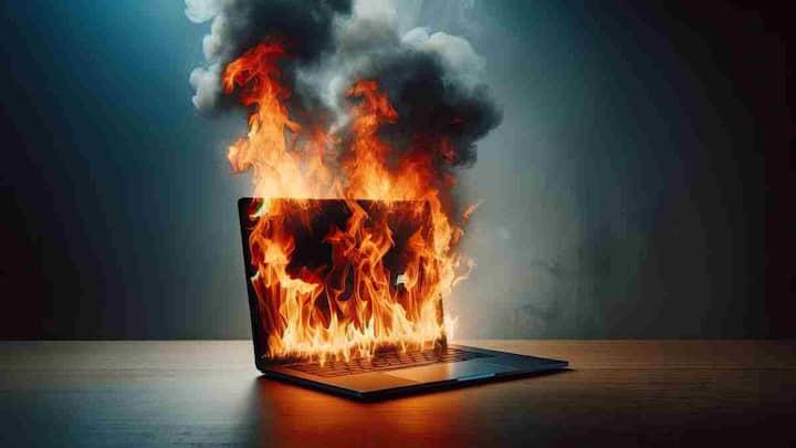 Laptop Tips: गर्मियों के मौसम में डिवाइसों का खास ख्याल रखना पड़ता है. स्मार्टफोन या लैपटॉप जैसे डिवाइस गर्मी के मौसम में ज्यादा हीट पैदा करते हैं जिससे उनके ब्लास्ट होने का खतरा बना रहता है.