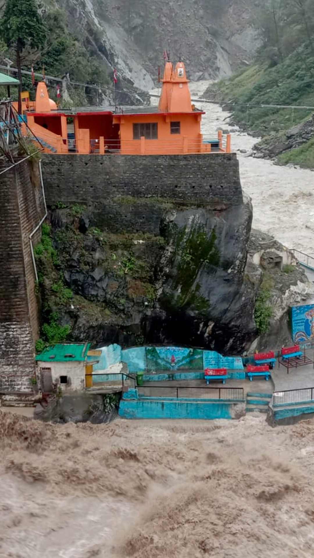 कई ट्रैवल एजेंसियां होती हैं जो पैकेज के हिसाब पर यात्रा करवाती हैं उनका अपना हिसाब होता है