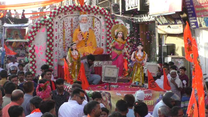 शोभायात्रा में बाहुबली हनुमान सहित सभी सजीव झांकियों का चित्रण दिखाई दिया. शोभायात्रा का समापन कॉलेज ग्राउंड में महाआरती के साथ किया जायेगा.