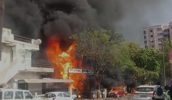 Ahmedabad Fire: જીવરાજ પાર્ક નજીક મકાનમાં લાગેલી ભયંકર આગમાં 2 લોકોના મોત, અનેક વાહનો બળીને ખાક Massive fire breaks out in AC godown near Jivraj Park Ahmedabad Ahmedabad Fire: જીવરાજ પાર્ક નજીક મકાનમાં લાગેલી ભયંકર આગમાં 2 લોકોના મોત, અનેક વાહનો બળીને ખાક