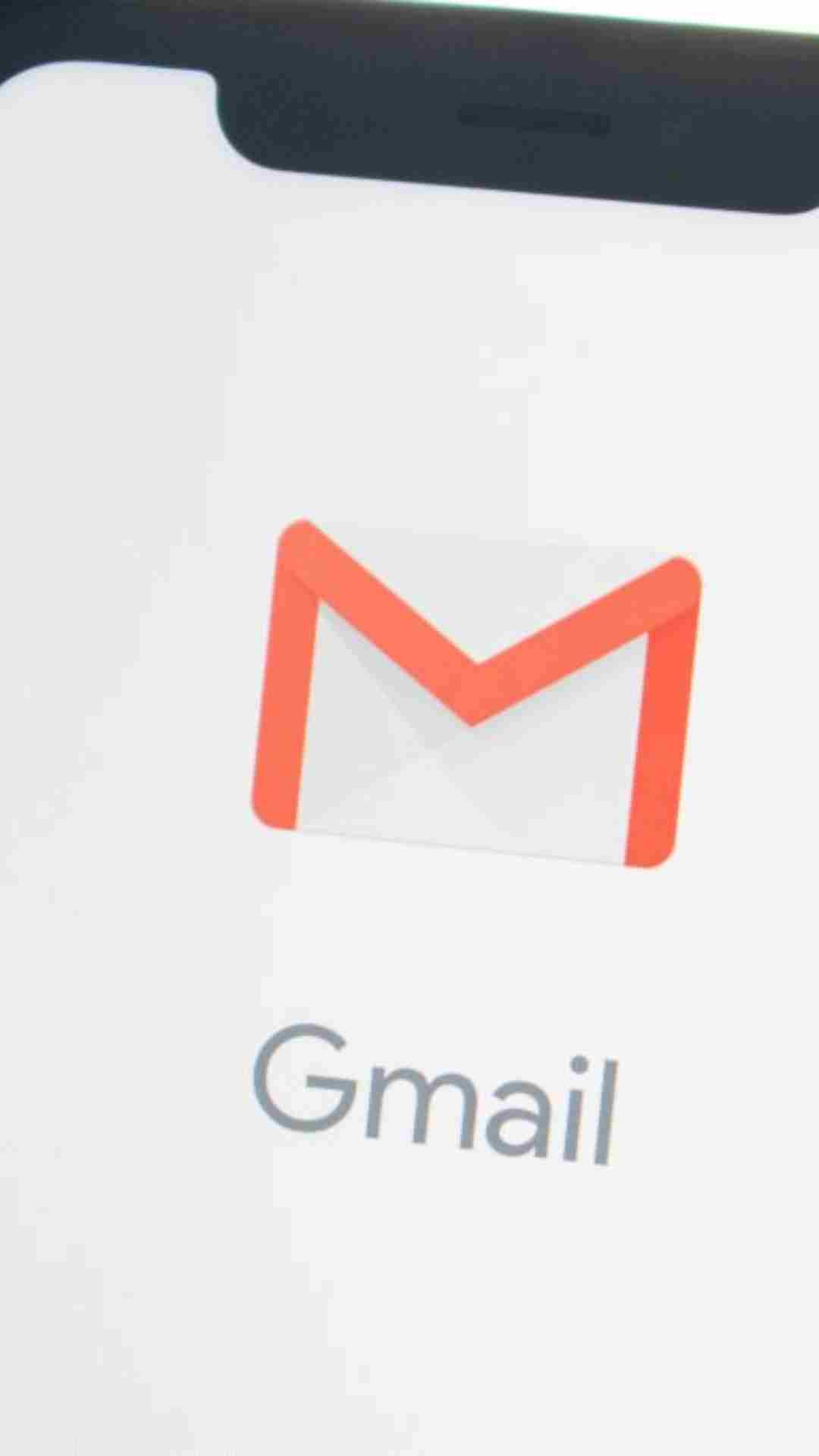 Gmail में सर्च बार में larger:10M टाइप करें ताकि 10MB से बड़ी ईमेल्स मिलें और आप उन्हें डिलीट कर सकें.