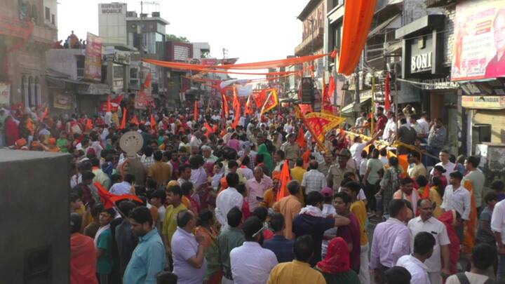 शोभायात्रा में झांकियां निकाली गई और शोभायात्रा में बच्चे बुजुर्ग जवान और महिलाओं ने भाग लिया जय श्री राम के नारों के साथ धूमधाम के साथ शोभायात्रा निकाली गई.