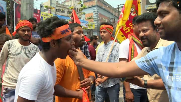 যে রাস্তা দিয়ে শোভাযাত্রা এগোয় সেখানে একটি বিরাট মালা তৈরি করা হয়েছিল, যা দেখতে ছিল একেবারে ভারতবর্ষের মানচিত্রের মতো। ফোয়ারামোড়ে শোভাযাত্রা যখন রাস্তা ধরে এগোয়, দুই পাশে বেশ কিছু স্টল দেখা যায়, যার উপরে একটি ব্যানারে লেখা ছিল, 'ভ্রাতৃ্বের বন্ধনে আমরা'। মালদা শহর মুসলিম কমিটির তরফে ওই আয়োজন করা হয়।