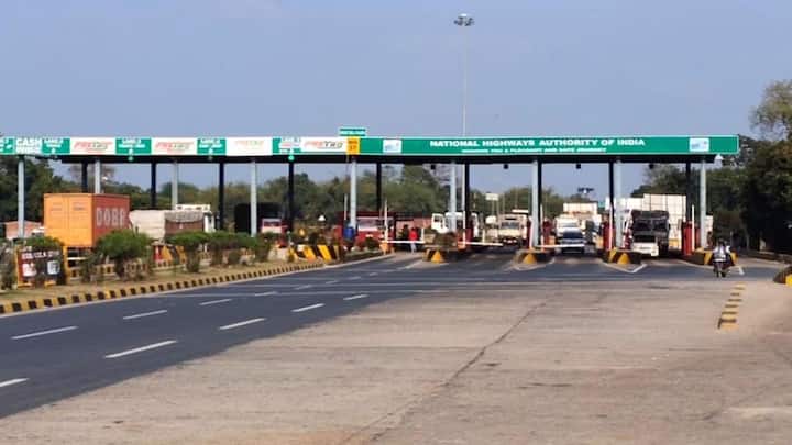 लेकिन आपको बता दें टोल प्लाजा से गुजरने वाले सभी वाहनों के कुछ नियम बनाए गए होते हैं. इनमें कुछ नियम टोल फ्री के लिए भी है. यानी कुछ लोगों के लिए टोल फ्री रहता है. उन लोगों को टोल प्लाजाओं पर टोल टैक्स नहीं चुकाना होता है.