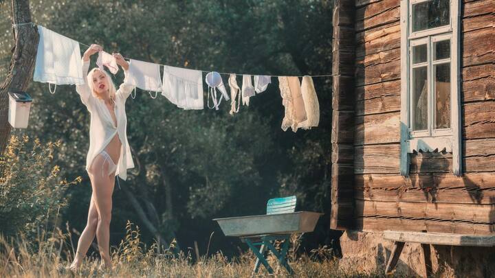 यहां पर आपको घर से बाहर कपड़े पहनना अनिवार्य है. इसलिए जब कभी आप थाईलैंड जाएं तो इस बात का ध्यान जरूर रखें.