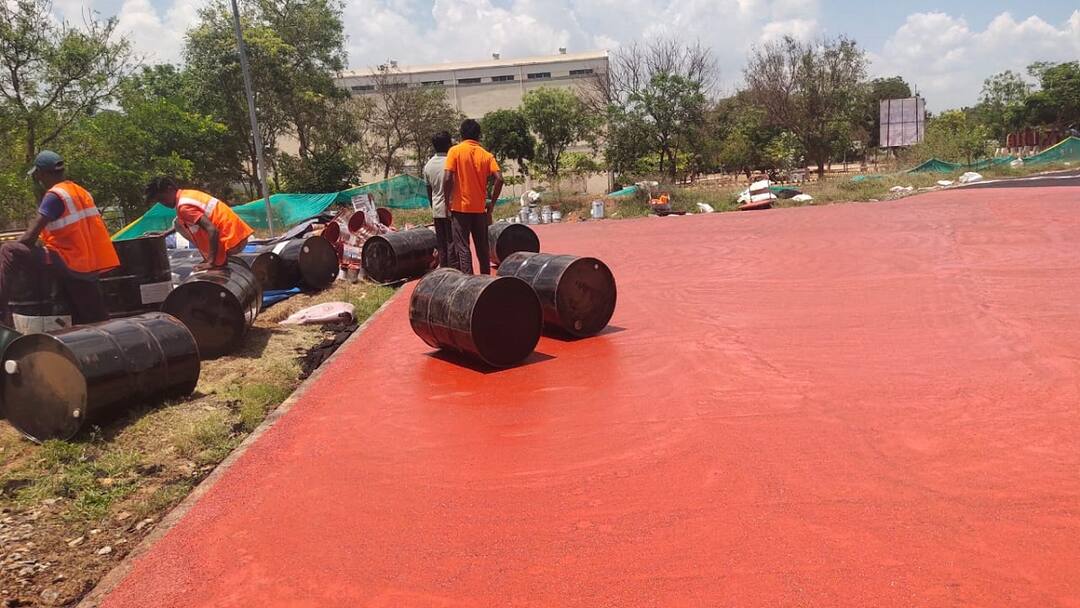 பல நாள் போராட்டம்.. தயாராகும் உலகத்தரம் வாய்ந்த ஓடுதளம்... மகிழ்ச்சியில் வீரர்கள்! எங்கு தெரியுமா? Thanjavur work on constructing a synthetic turf track at the annai sathya sports Ground gettingb ready tnn பல நாள் போராட்டம்.. தயாராகும் உலகத்தரம் வாய்ந்த ஓடுதளம்... மகிழ்ச்சியில் வீரர்கள்! எங்கு தெரியுமா?