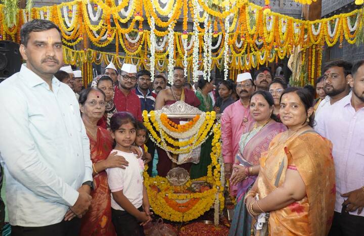 यावेळी विठ्ठल सभा मंडपाला फुलांची आकर्षक सजावट करण्यात आली होती.