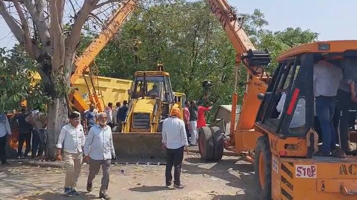 तर घटनेची माहिती मिळताच पोलीस घटनास्थळी दाखल झाले असून क्रेनच्या माध्यमातून अपघातग्रस्त कार आणि दुचाकी बाजूला करण्याचे प्रयत्न सुरू आहे.