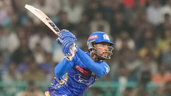 मुंबई इंडियन्सचा फलंदाज तिलक वर्मा सध्या चर्चेत आहे. लखनौ सुपर जायंट्स विरुद्ध खेळल्या गेलेल्या सामन्यात तिलक रिटायर आउट झाला.