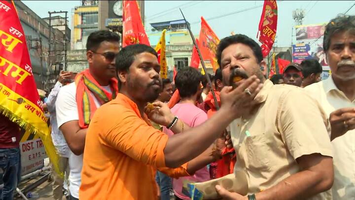 এদিন মালদা শহরে অস্ত্রহাতে, ডিজে বাজিয়ে শোভাযাত্রা বের হয়। রামনবমী উদযাপন সমিতির শোভাযাত্রার আয়োজন করে। হাতে গেরুয়া ধ্বজা, মুখে জয় শ্রীরাম স্লোগান তুলে মিছিলে অংশ নেন দলে দলে মানুষ।