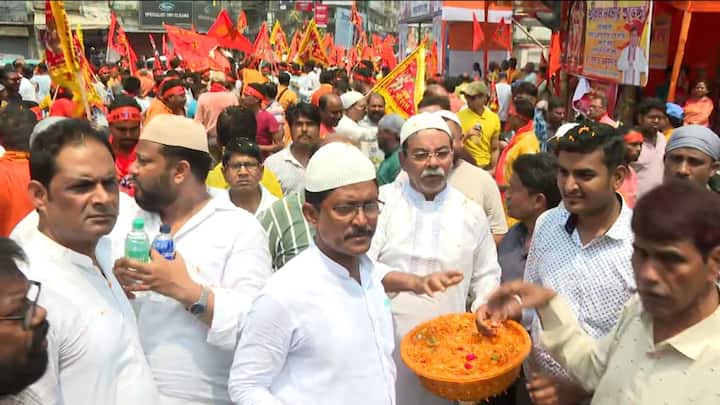 মালদার এই ছবি যেন নজির হয়ে রয়ে গেল গোটা দেশের মধ্যে। প্রত্যেকেই এই ছবি দেখে সাধুবাদ জানাচ্ছেন।