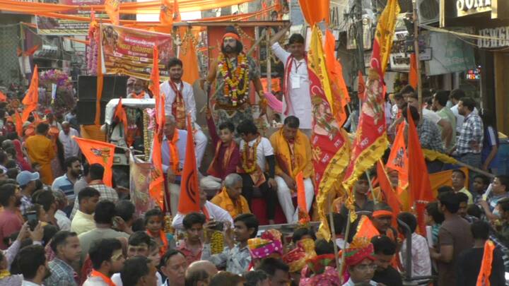 भरतपुर के बाजार को जय श्री राम के ध्वज से सजाया गया और जगह-जगह श्री राम के भजन गायन बजते रहे . शोभायात्रा निकालने के लिए कई दिनों से तैयारी की जा रही थी और जिसमें हजारों लोगों ने भाग लिया.