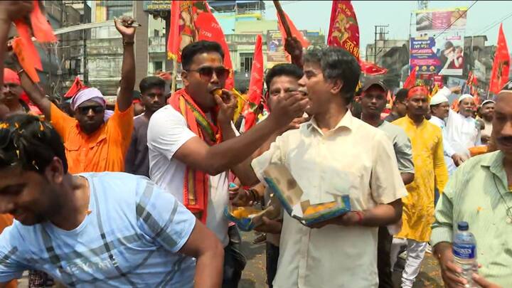 মালদায় রামনবমী উপলক্ষে বিশ্বহিন্দু পরিষদের কর্মসূচিতে বিরল ছবি। রামনবমীর মিছিলে জল ও মিষ্টি বিলি করলেন মালদা শহর মুসলিম কমিটির মুসলিমরা। করলেন পুষ্পবৃষ্টিও।