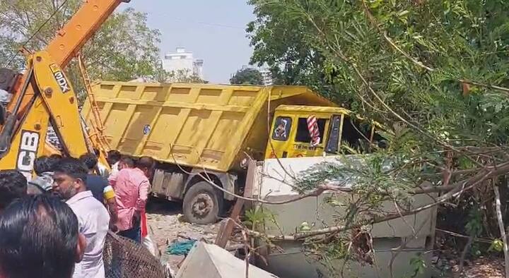 Nagpur Accident News : नागपूरच्या गोरेवाडा-मानकापूर रोडवर भीषण अपघाताची घटना घडली आहे. यात सिग्नलवर उभ्या असलेल्या कार अन् दुचाकीला टिप्परने धडक दिली आहे.