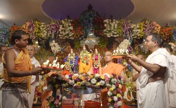 इस उत्सव के जरिए भक्त अपनी चेतना को शुद्ध करने और भगवान की लीलाओं में आनंद लेने का प्रयास करेंगे. कार्यक्रम की शुरुआत सुबह 8 बजे प्रसिद्ध कथावाचक अनंत कृष्ण दास गोस्वामी महाराज की राम कथा से होगी. उनकी कथा 2 अप्रैल से 6 अप्रैल तक रोजाना सुबह 8 बजे और शाम 7:30 बजे के सत्रों में चल रही है.