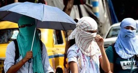 ઉનાળામાં દિવસ દરમિયાન ઘણીવાર લોકો હીટ સ્ટ્રોકનો શિકાર બને છે. જો કોઈ અગત્યનું કામ ન હોય તો ઘરની બહાર ન નીકળો. જો ઘરની બહાર જવું ખૂબ જ જરૂરી હોય તો જાડા કપડામાં જ બહાર નિકળો. તમારા શરીરને સંપૂર્ણ રીતે ઢાંકો.