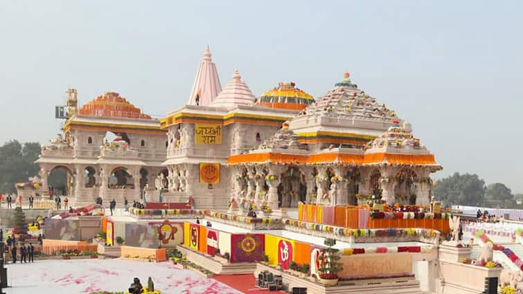 Ram Mandir Ayodhya Mukhya Pujari Salary Know Monthly Salary of Pandit Mohit Pandey Ram Navami राम मंदिर के मुख्य पुजारी की सैलरी सुनकर चौंक जाएंगे! हर महीने कितनी मिलती है रकम?