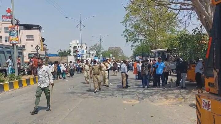 यात पलोटी शाळेजवळ सिग्नलवर उभ्या असलेल्या कार आणि दुचाकीला पाठीमागून अनियंत्रित स्वरूपात आलेल्या टिप्परने जोरदार धडक दिली आहे.