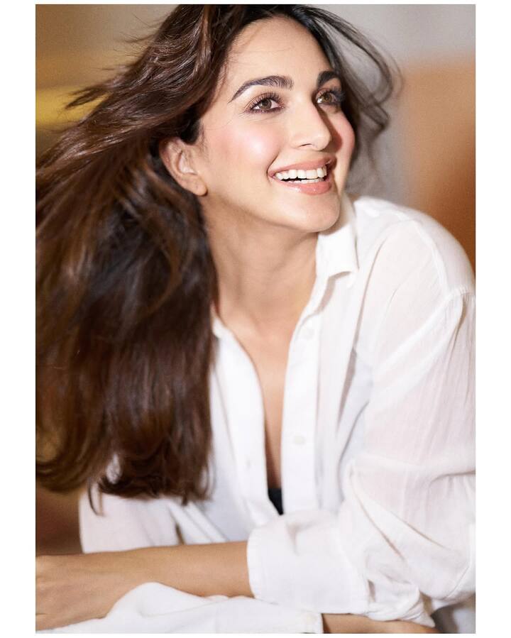 कियारा आडवाणी ने अपने लेटेस्ट फोटोशूट से कुछ तस्वीरें इंस्टाग्राम अकाउंट पर शेयर की हैं. तस्वीरों में वो स्टाइलिश लुक में दिखी.