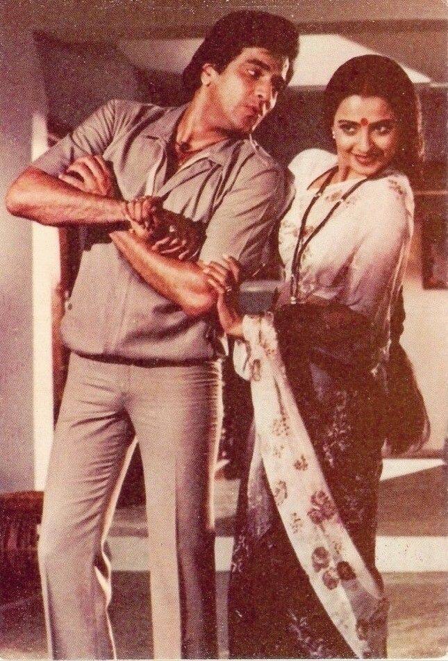 रेखा की जिंदगी पर लिखी गई किताब रेखा- द अनटोल्ड स्टोरी में दोनों के अलग होने का किस्सा साफ साफ बताया गया है. दरअसल एक बार रेखा ने जीतेंद्र को एक जूनियर आर्टिस्ट से बात करते हुए सुना था.