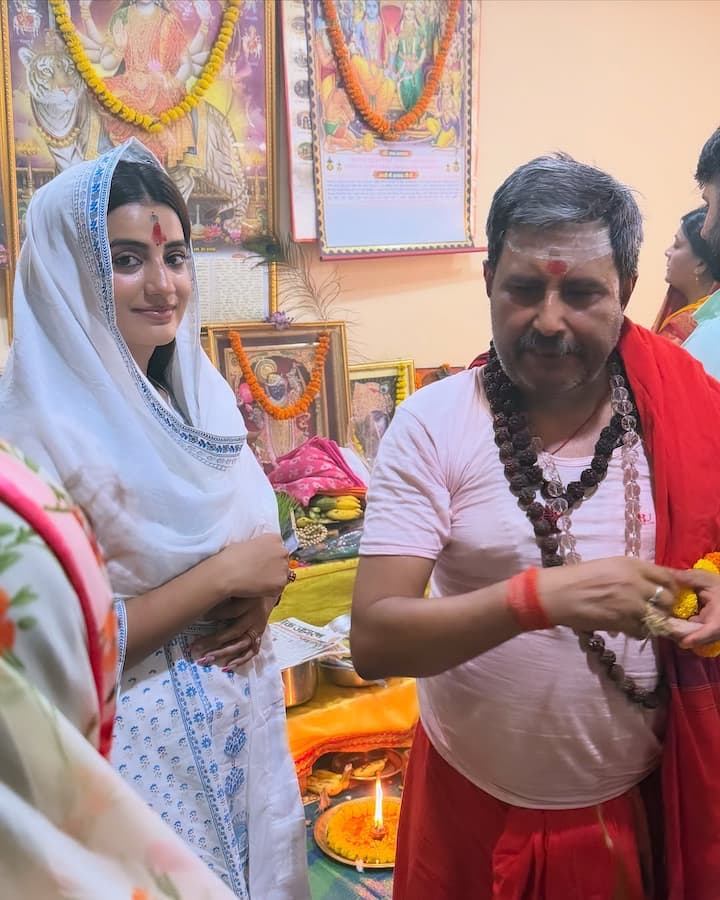 सिर पर दुपट्टा और माथे पर तिलक लगाए एक्ट्रेस बेहद सिंपल और खूबसूरत दिख रही थीं.