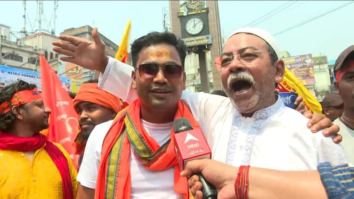 একদিকে ফেজ টুপি, অন্যদিকে রামনবমীর গেরুয়া পোশাক, মালদায় মিলে গেল এই দুই ছবি। মিষ্টি খেয়ে জড়িয়ে ধরলেন একে অপরকে। রামনবমী যেন শুধুই এক আনন্দ উৎসব, সেখানে কোনও হিন্দু নেই, মুসলমান নেই।