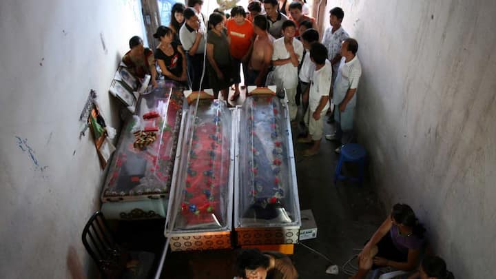 हालांकि ऐसा यहां के पिछड़े इलाकों में देखने को मिलता है. स्थानील लोगों का मानना है कि लड़के की मौत के बाद अगर उसकी कब्र के पड़ोस में किसी शादीशुदा महिला की कब्र बना दी जाए तो अगले जन्म में लड़का कुंवारा नहीं होता.