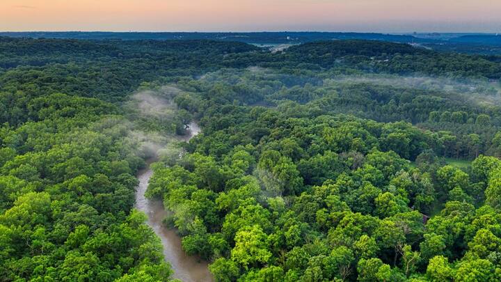 River Which Flow In Opposite Direction: दुनिया की लगभग सभी नदियां पश्चिम से पूर्व की ओर बहती हैं, लेकिन एक नदी ऐसी है, जो कि कभी उल्टी दिशा में बहती थी. हालांकि बाद में इसकी धारा बदल गई.