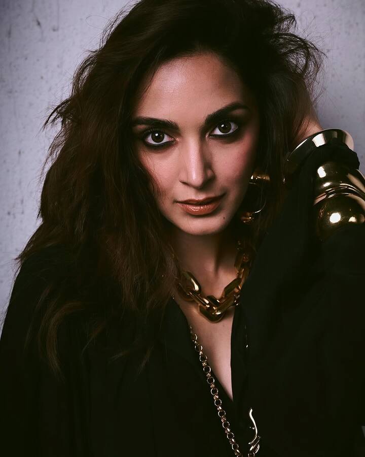 The pictures of the actress have received more than 8 lakh likes so far. At the same time, fans were seen praising him in the comment section.