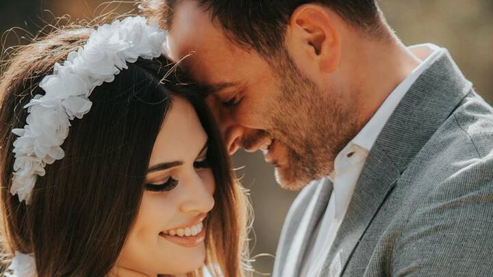 इस भयानक शादी में किसी कुंवारे लड़के या लड़की की लाश को कब्रिस्तान से शादी वाली जगह तक लाया जाता है. वहां उसे दूल्हा-दुल्हन की तरह सजाकर उसकी शादी कराई जाती है.