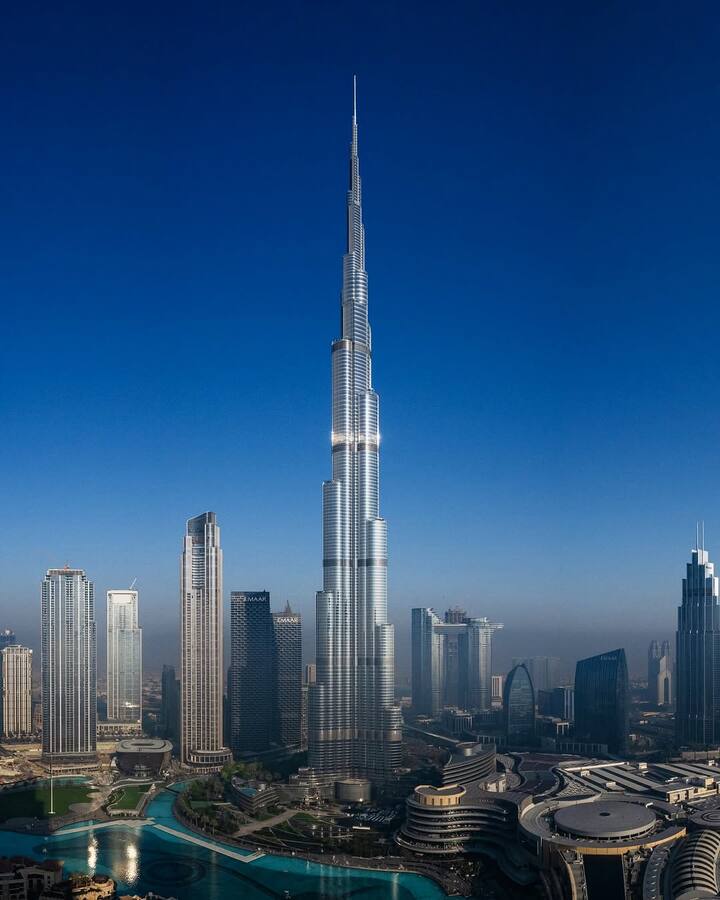 बुर्ज खलीफा में कई ऐसे रिकॉर्ड हैं जो इसे खास बनाते हैं. इसमें दुनिया की सबसे तेज़ लिफ्ट है जो 65 किलोमीटर प्रति घंटे की रफ्तार से चलती है. इसके 76वें माले पर सबसे ऊंचा स्विमिंग पूल है, 144वें माले पर सबसे ऊंचा नाइट क्लब है और 158वें माले पर सबसे ऊंची मस्जिद है.