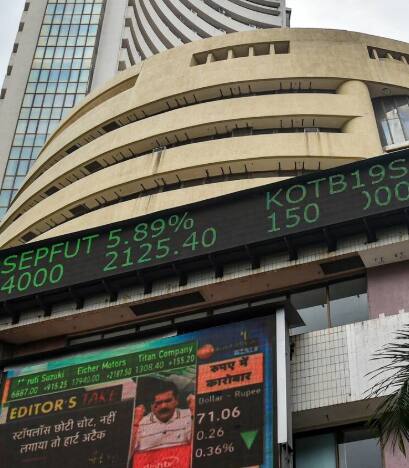 याशिवाय मारुती शेअर, कोटक बँक शेअर, ॲक्सिस बँक शेअर, इंडसइंड बँक शेअर, टायटन शेअर, एसबीआय शेअर, बजाज फायनान्स शेअर, एचडीएफसी बँक शेअर, आयसीआयसीआय बँक शेअरमध्ये 2-3 टक्क्यांची घसरण दिसून आली.