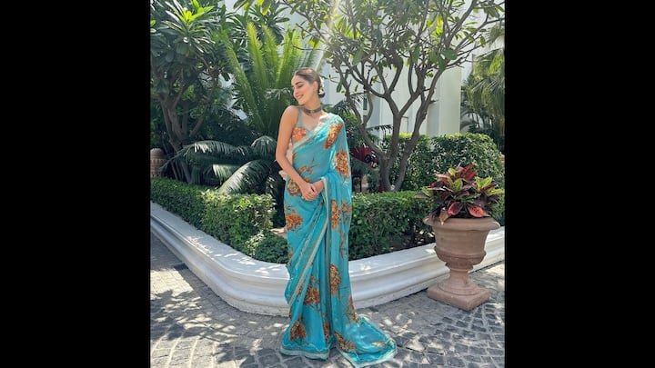 3. Floral Teal Saree: Ananya Pandey looked charming is a teal saree that consisted of big floral prints. The flowing saree gave an effortless look that made the outfit perfect got outdoor events. The actress paired her ethnic outfit with minimal accessories and a white gajra. (Image Source: Instagram/@ananyapanday)