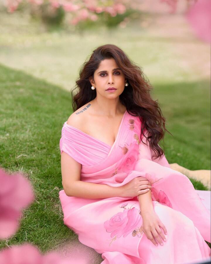 वहीं दूसरा टैटू सई की बायीं कलाई के नीचे की तरफ है. इस बारे में बताते हुए सई ने कहा था कि, 'ये दो लाइनें मेरी और गिरिजा ओक की हैं. हमारी गहरी दोस्ती है. ’
