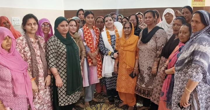 उनके निधन के बाद से ये सीट खाली है.