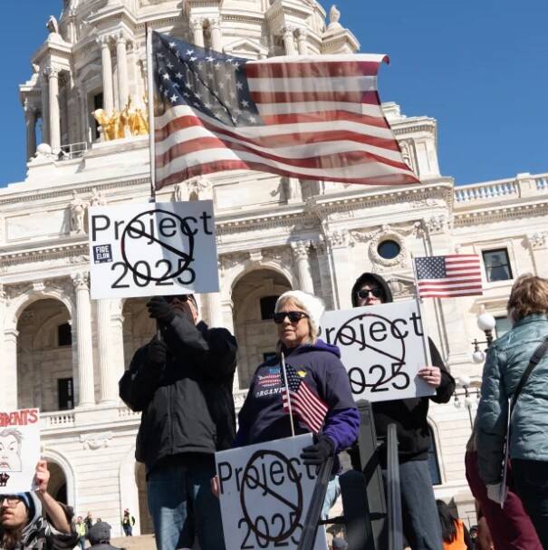 ਇਸ ਵਿਰੋਧ ਪ੍ਰਦਰਸ਼ਨ ਨੂੰ ਹੈਂਡਸ ਆਫ ਦਾ ਨਾਮ ਦਿੱਤਾ ਗਿਆ। ਹੈਂਡਸ ਆਫ ਦਾ ਮਤਲਬ ਹੈ- 'ਸਾਡੇ ਹੱਕਾਂ ਤੋਂ ਦੂਰ ਰਹੋ।' ਇਸ ਨਾਅਰੇ ਦਾ ਉਦੇਸ਼ ਇਹ ਦਰਸਾਉਣਾ ਹੈ ਕਿ ਪ੍ਰਦਰਸ਼ਨਕਾਰੀ ਨਹੀਂ ਚਾਹੁੰਦੇ ਕਿ ਕੋਈ ਉਨ੍ਹਾਂ ਦੇ ਅਧਿਕਾਰਾਂ ਨੂੰ ਕੰਟਰੋਲ ਕਰੇ।