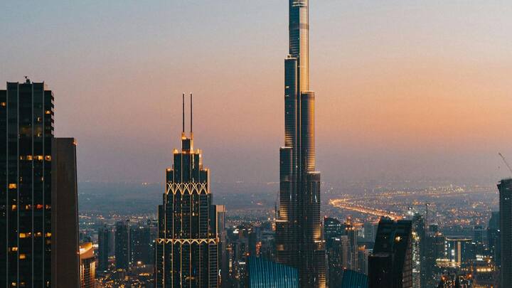 बुर्ज खलीफा के सामने दुनिया का सबसे बड़ा म्यूज़िकल फाउंटेन है, जिसमें हर शाम शानदार लाइट और म्यूज़िक शो होता है. 2010 में पूरी तरह तैयार हुई और तब से लेकर अब तक दुनिया की सबसे ऊंची इमारत बनी हुई है.