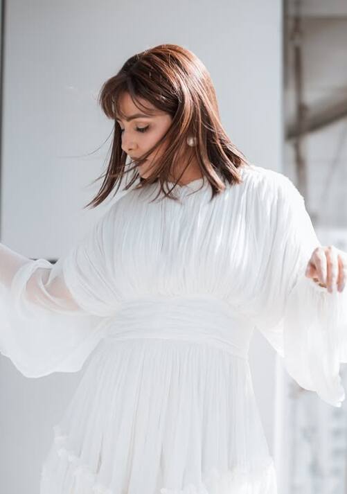 एक्ट्रेस ने व्हाइट कलर की शॉर्ट ड्रेस में अपनी कई खूबसूरत फोटोज इंस्टा अकाउंट पर शेयर की हैं.