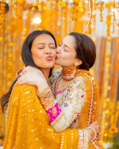 चेहरे पर मुस्कान...कानों में चांद बालियां, दोस्त की शादी व्हाइट लहंगा पहन यूं इठलाईं हानिया आमिर, तस्वीरें वायरल